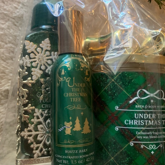 Bath and Body Works NEW Under the Christmas Tree gift set - Picture 3 of 3